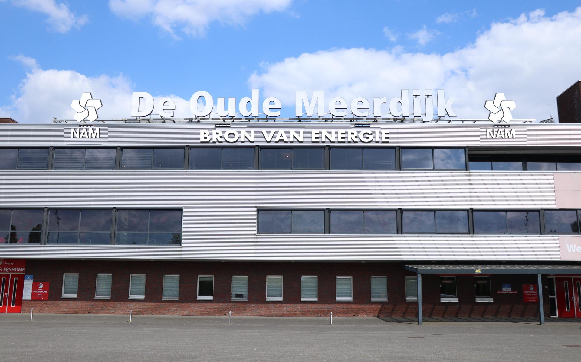 Het logo en de leus van de NAM prijken op stadion De Oude Meerdijk.
