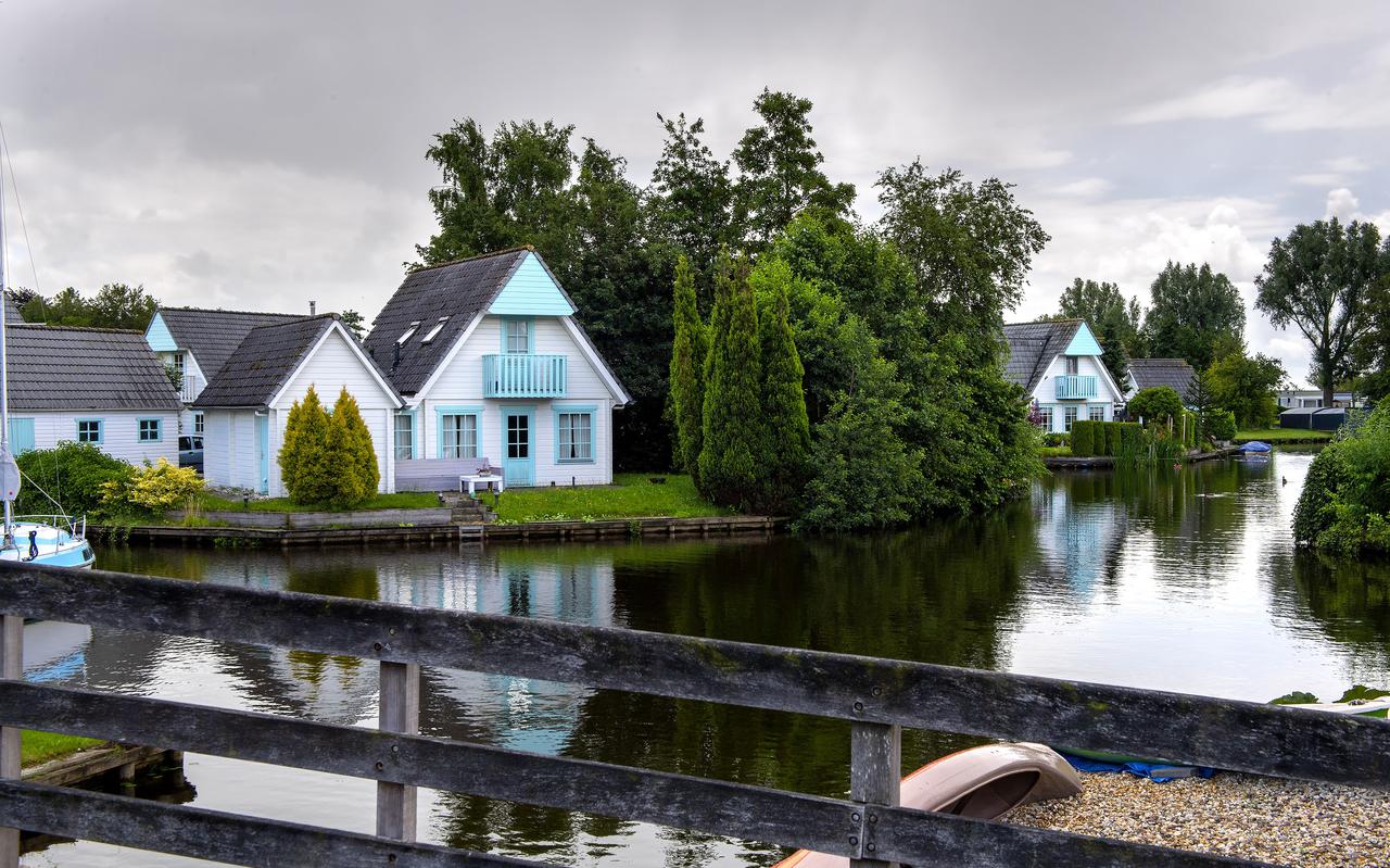 Midden-Groningen zal in 2021 dan toch echt werk maken van het aanpakken van illegaal bewoonde vakantiebungalows in de gemeente. Zoals hier op De Leine in Kropswolde, door de blauwwitte kleurstelling ook wel aangeduid als Smurfendorp.