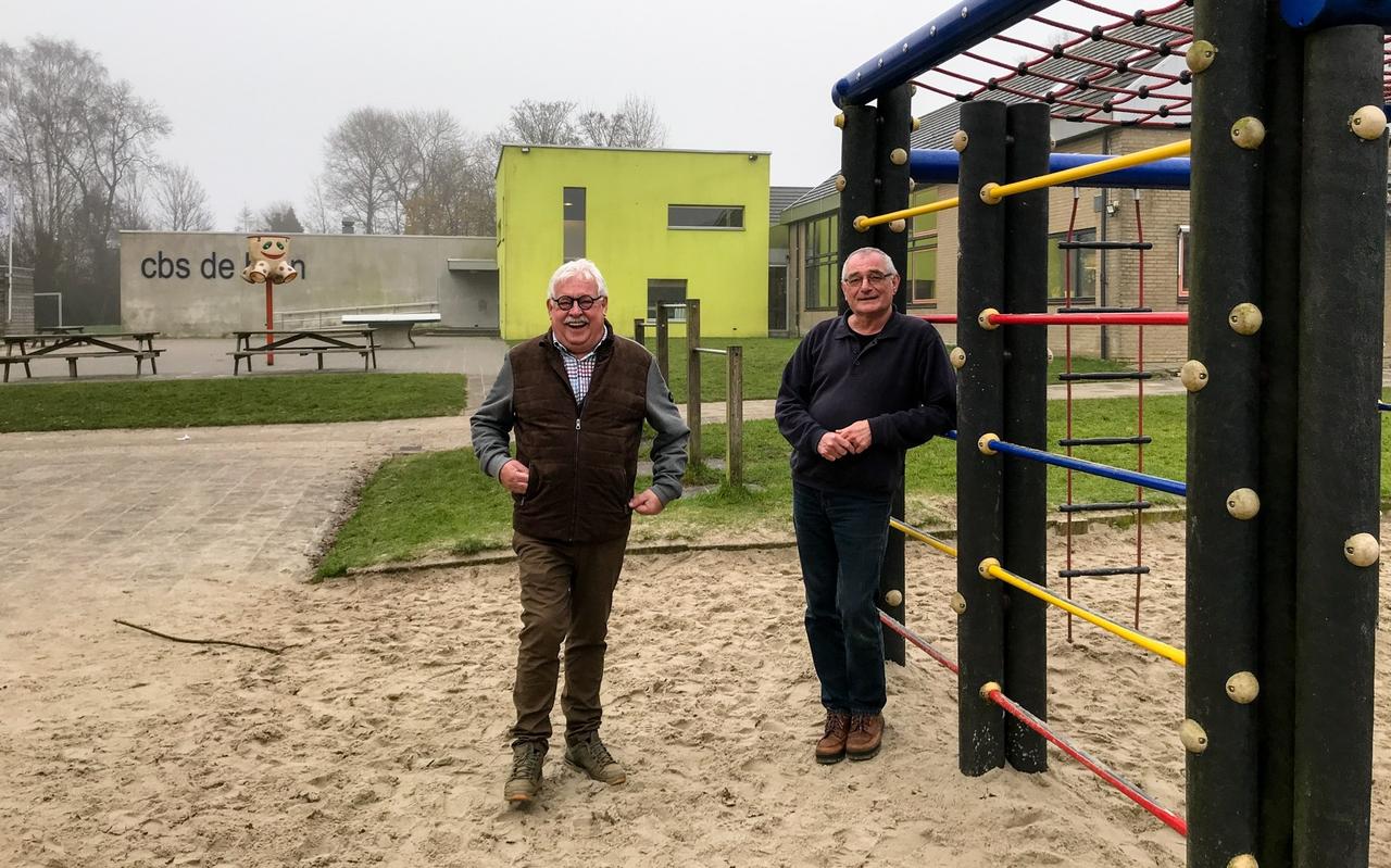 Initiatiefnemers van het Knarrenhof in Marum Hans Koenders (links) en Evert Wensink op de plek waar 20 grondgebonden woningen en 5 tiny houses moeten verschijnen: de locatie van CBS De Bron aan de Molenstraat. Initiatiefnemers van het Knarrenhof in Marum Hans Koenders (links) en Evert Wensink op de plek waar 20 grondgebonden woningen en 5 tiny houses moeten verschijnen: de locatie van CBS De Bron aan de Molenstraat.