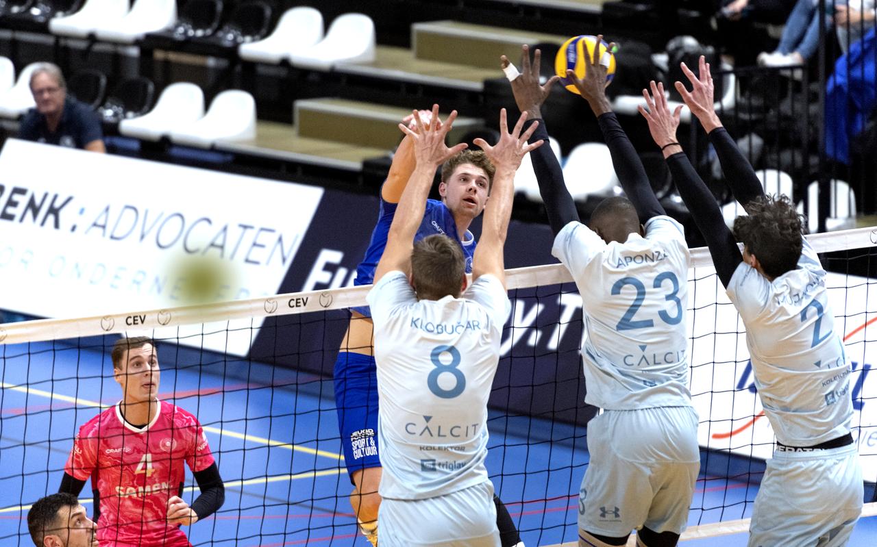 Lycurgus-speler Kyle McCauley smasht. Lycurgus-speler Kyle McCauley smasht.