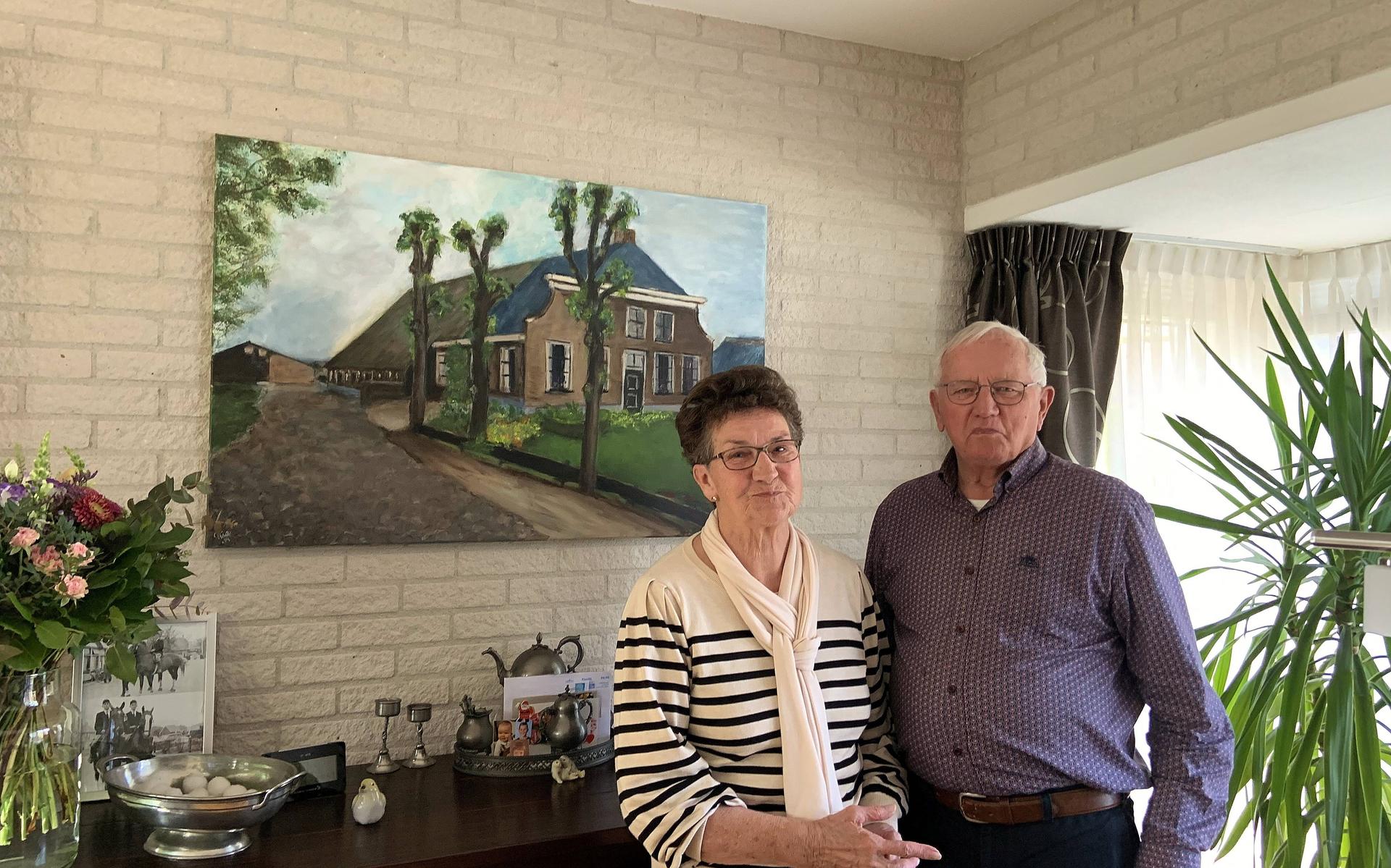 Albert en Jentje bij een schilderij van hun voormalige boerderij.