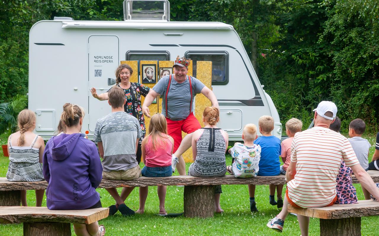 Katiuscia Principato en Mark Stouwdam laten het campingpubliek in Spier op een laagdrempelige manier kennismaken met opera. Katiuscia Principato en Mark Stouwdam laten het campingpubliek in Spier op een laagdrempelige manier kennismaken met opera.