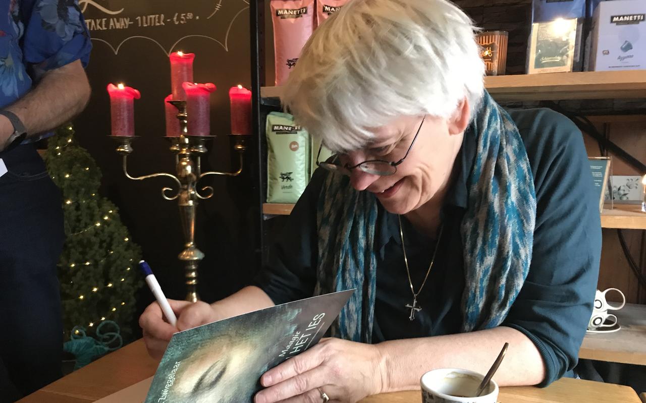 Marga Zwiggelaar signeert een van haar boeken Marga Zwiggelaar signeert een van haar boeken