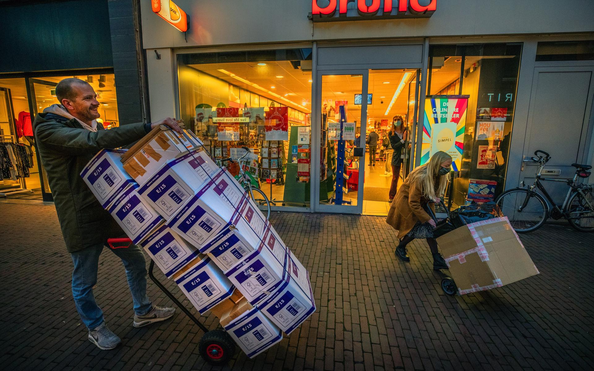 Plotselinge afdaling Sterkte Vlucht Afhaalpunten voor postpakketten in Groningen en Drenthe gaan dicht: 'Je  krijgt van PostNL 19 euro per uur om open te blijven en een paar cent per  pakketje' - Dagblad van het Noorden