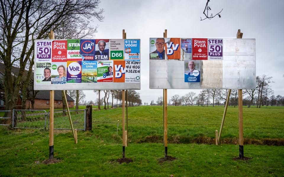 Na de verkiezingen voor Provinciale Staten in maart, waarvoor hier posters in Doezum, kiezen de Statenleden in juni de Eerste Kamer.