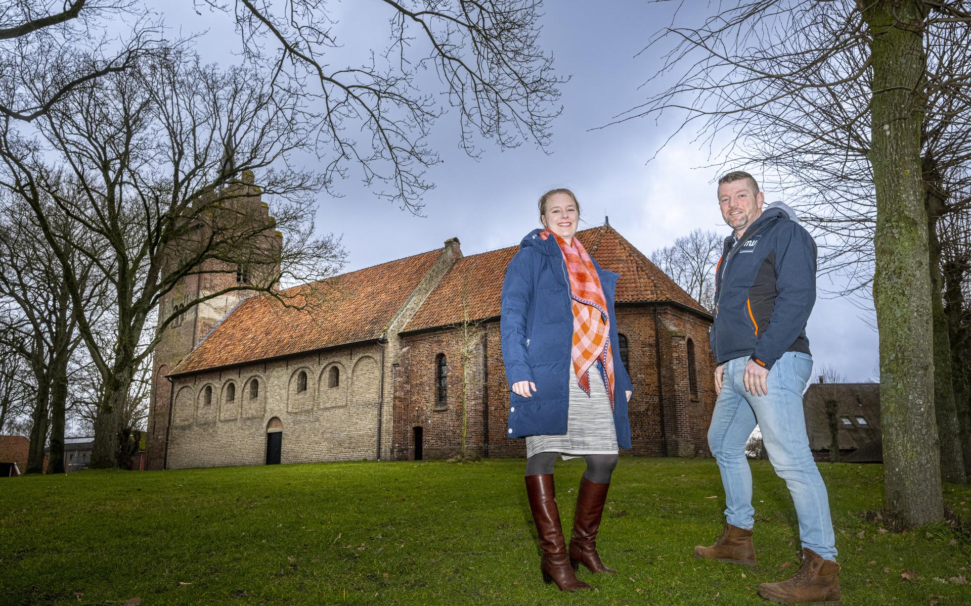 Directeur Eefje van Duin van de Monumentenwacht en monumentenwachter Ronald Nijmeijer voor de kerk van Anloo. Dat was de eerste 'abonnee' van de Monumentenwacht in Drenthe.