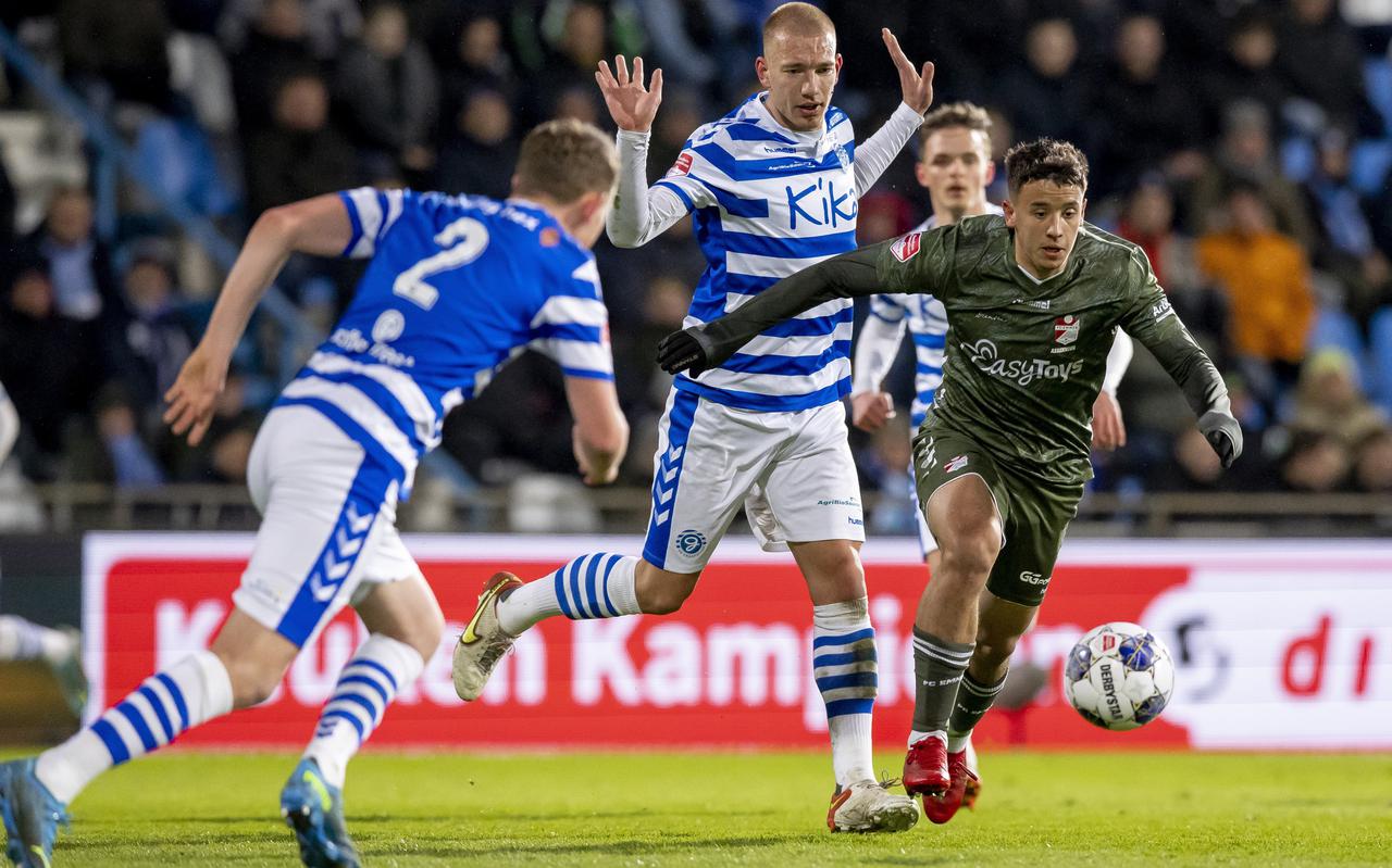 Jasin-Amin Assehnoun namens FC Emmen in duel met Julian Lelieveld van De Graafschap.