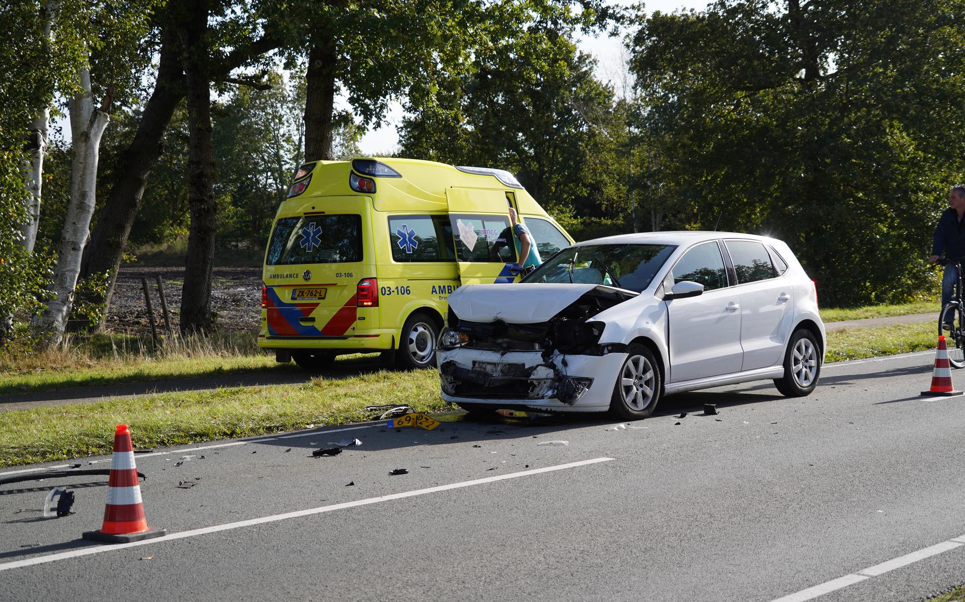 Twee auto's zwaar beschadigd geraakt door botsing voor ingang van de carwash bij vliegveld Groningen