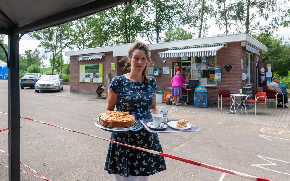 Eigenaar Manuela Bouwmeester van kiosk 't Blinkertje mag als tegemoetkoming taart leveren aan de organisatie van de NK Wielrennen.