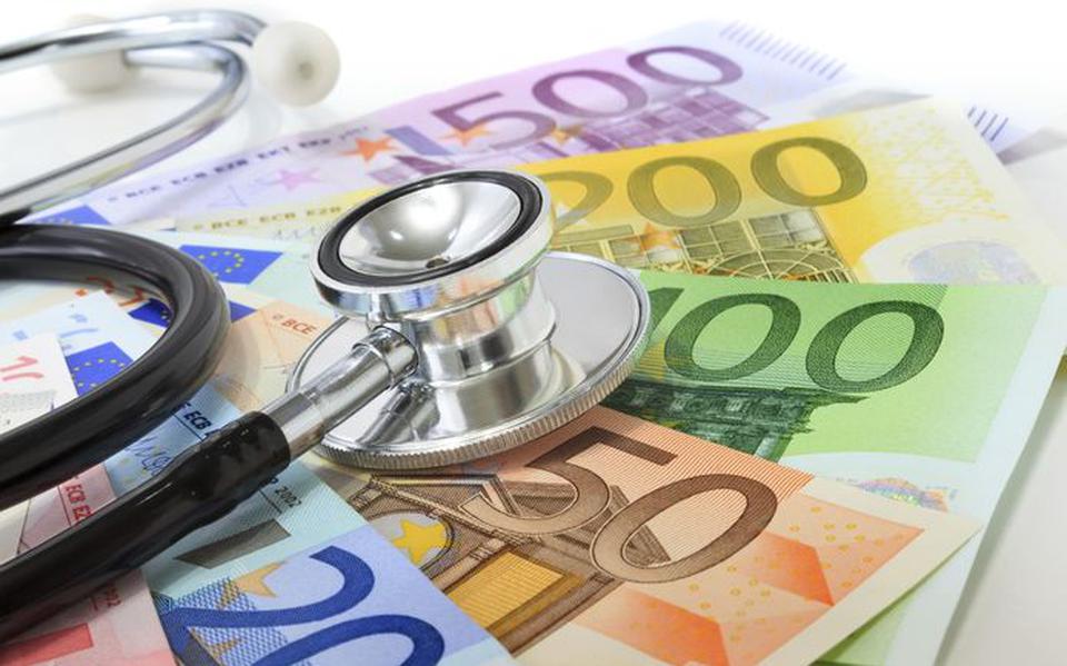 Gezondheidseconoom Wim Groot denkt dat de zorgpremies volgend jaar met gemiddeld 150 euro zullen stijgen. 