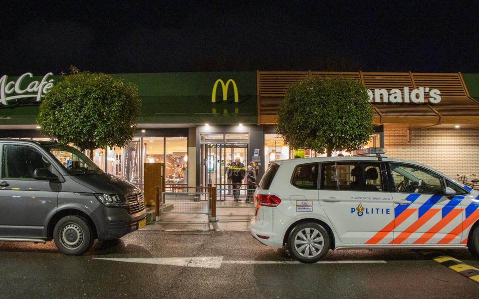 De politie deed uitvoerig onderzoek na de overval op de McDonald's in Emmen.