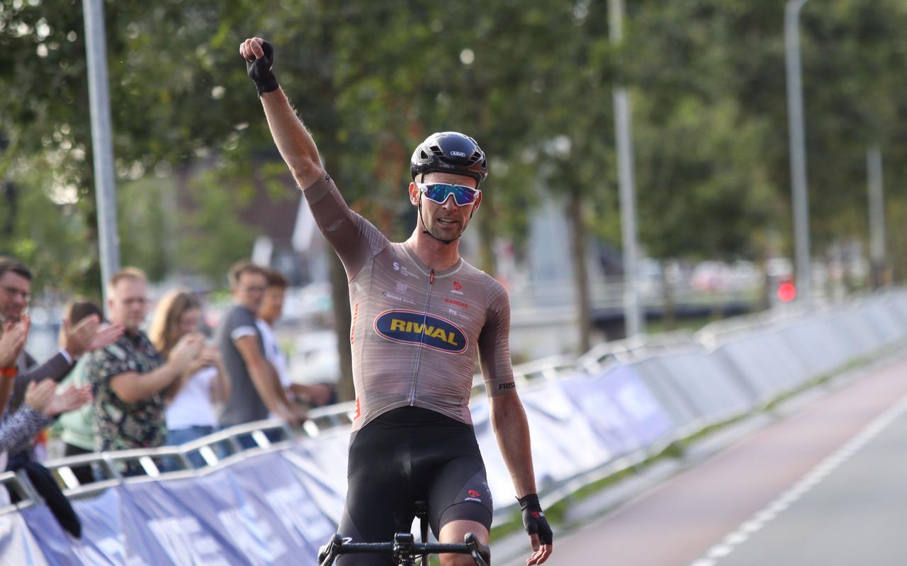 Elmar Reinders komt tijdens een eerdere wedstrijd solo over de finish en steekt zijn rechtervuist krachtig in de lucht. Elmar Reinders komt tijdens een eerdere wedstrijd solo over de finish en steekt zijn rechtervuist krachtig in de lucht.