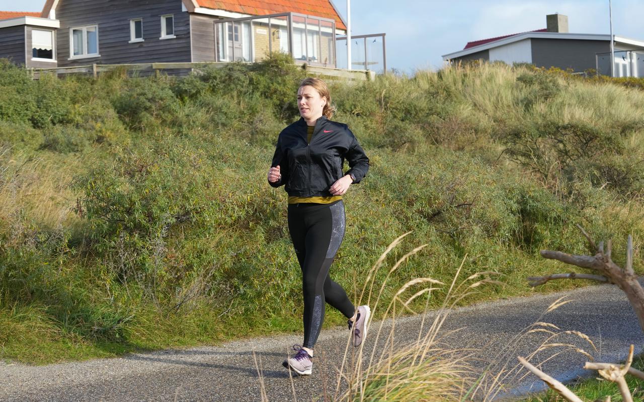 Leonie Sinnema aan het lopen in de duinen. Leonie Sinnema aan het lopen in de duinen.