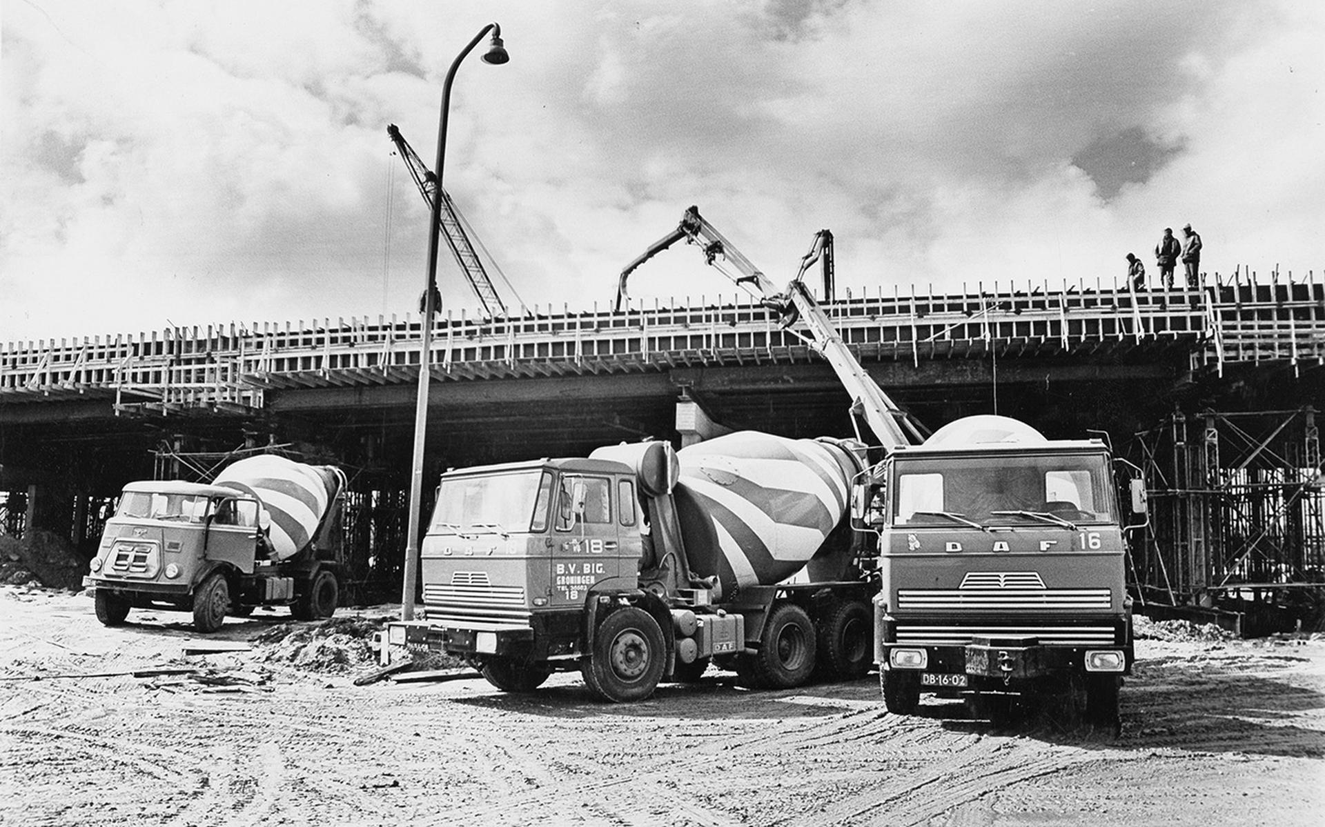 Bouw viaduct Laan 1940-1945, 19 april 1977.