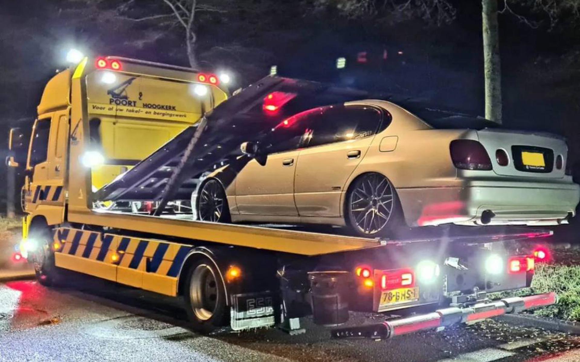 De politie heeft zaterdagavond een voertuig in beslag genomen na een straatrace aan de Jeverstraat in Groningen. 