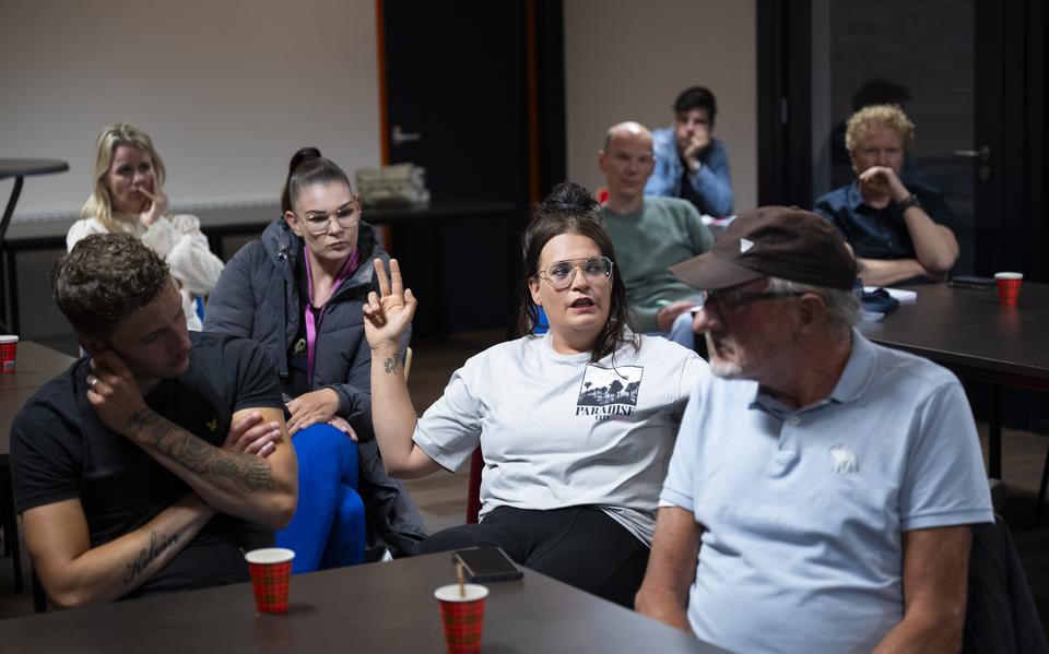 Patricia Zielstra (wit T-shirt) is haar stokoude schimmelhuis aan de Patrimoniumstraat zat.  