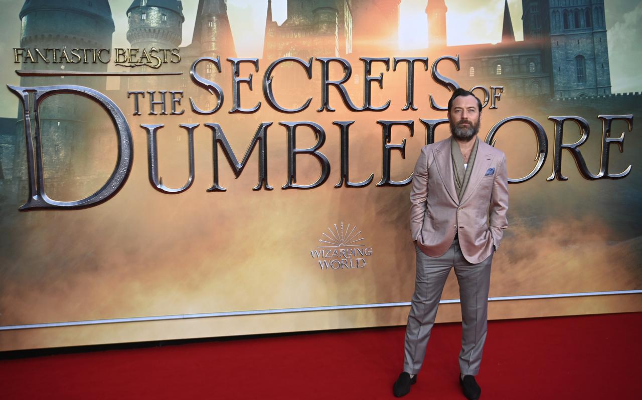 Jude Law, de acteur die Perkamentus speelt in 'Fantasic Beasts' bij de première van 'The Secrets of Dumbledore'. 