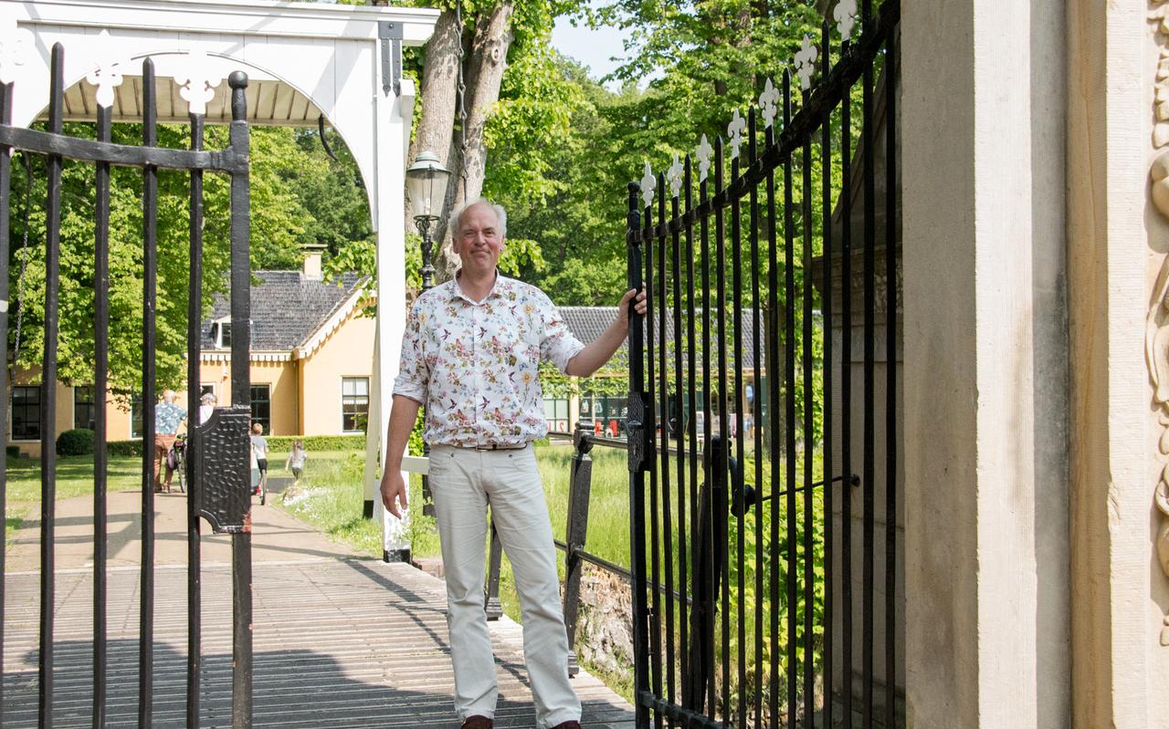 Geert Pruiksma bij de toegangspoort van museum en borg Nienoord. Geert Pruiksma bij de toegangspoort van museum en borg Nienoord.