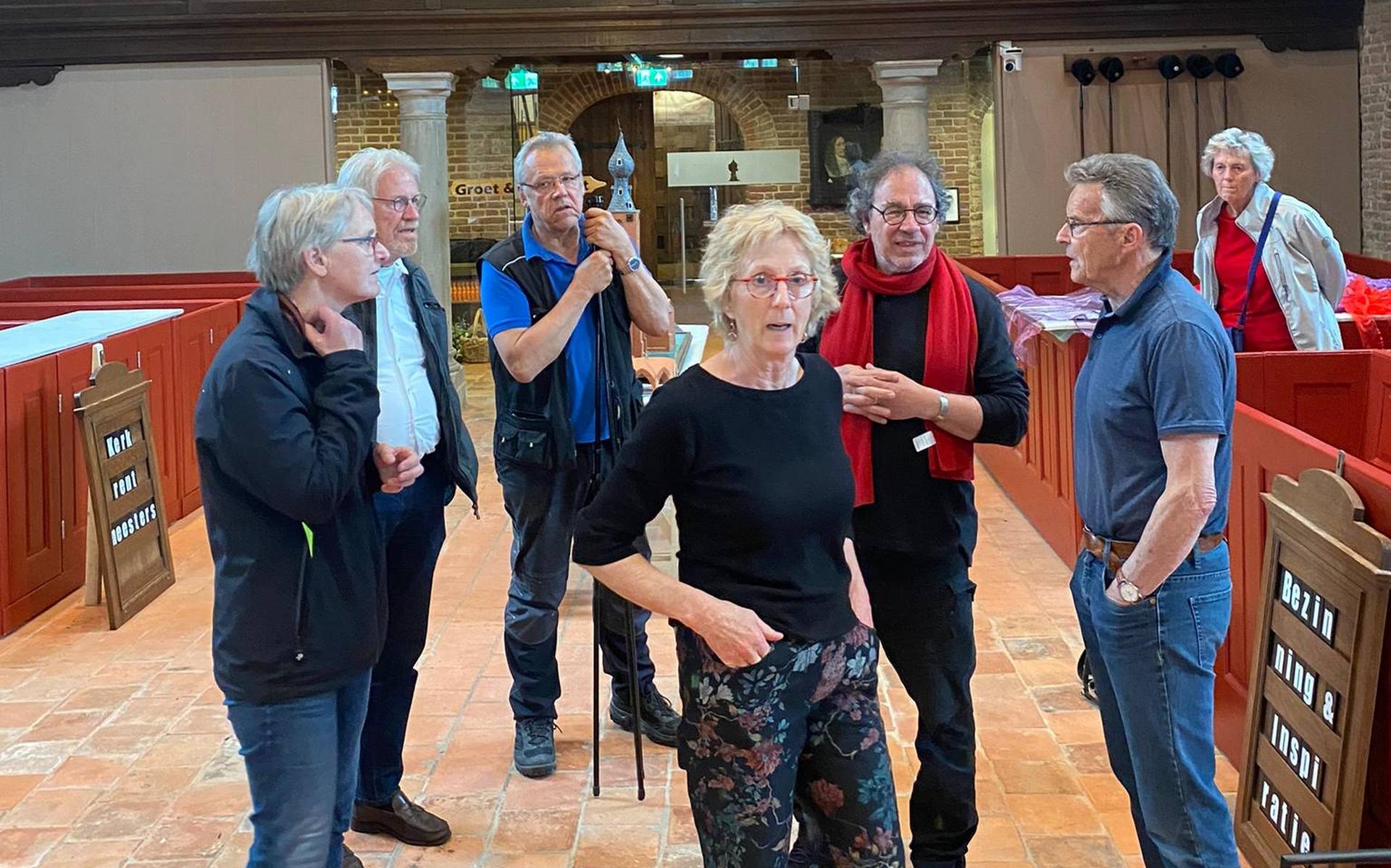 Kunstenaars in de Nicolaaskerk in Dwingeloo.
