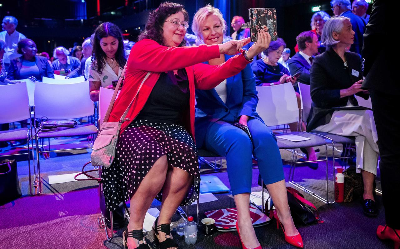 Een partijlid gaat op de foto met fractievoorzitter Attje Kuiken tijdens het partijcongres van de PvdA. Tijdens de bijeenkomst spraken de sociaaldemocraten zich onder meer uit over de vergaande samenwerking tussen GroenLinks en de PvdA in de Eerste Kamer. Een partijlid gaat op de foto met fractievoorzitter Attje Kuiken tijdens het partijcongres van de PvdA. Tijdens de bijeenkomst spraken de sociaaldemocraten zich onder meer uit over de vergaande samenwerking tussen GroenLinks en de PvdA in de Eerste Kamer.