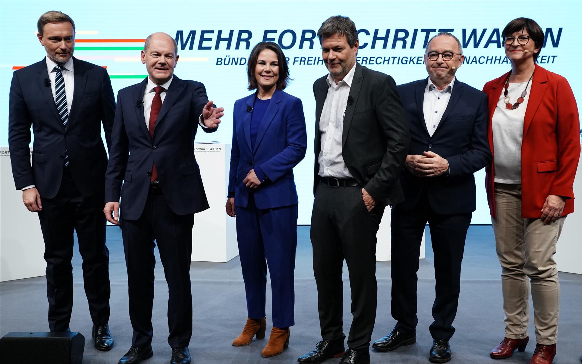 Presentatie nieuwe Duitse coalitie met kandidaat-kanselier Olaf Scholz (SPD) (tweede van links) en naast hem Christian Lindner (FDP) en Annalena Baerbock (Die Grünen).