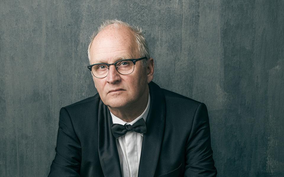 Herman Koch leeft zich uit en schrijft met ‘Luchtplaats’ een parodie en