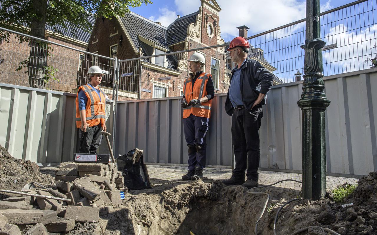 Berna van Wijk en Kimberley Kleine Koerkamp van AnteaGroup overleggen met stadsarcheoloog Gert Kortekaas (v.l.n.r.) over hun onderzoek op het Martinikerkhof. 