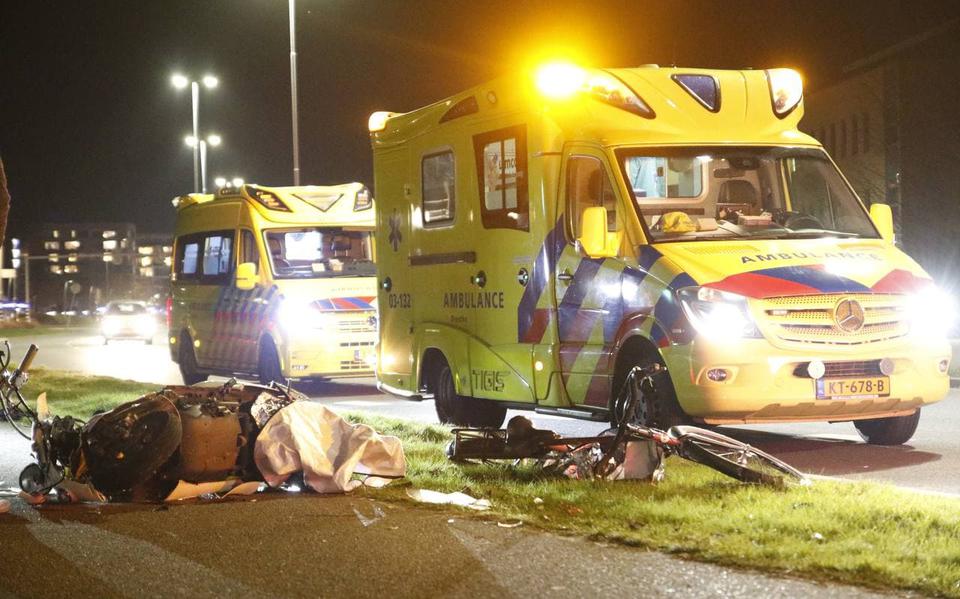 Fietser en scooterrijder gewond na ongeval in Emmen.