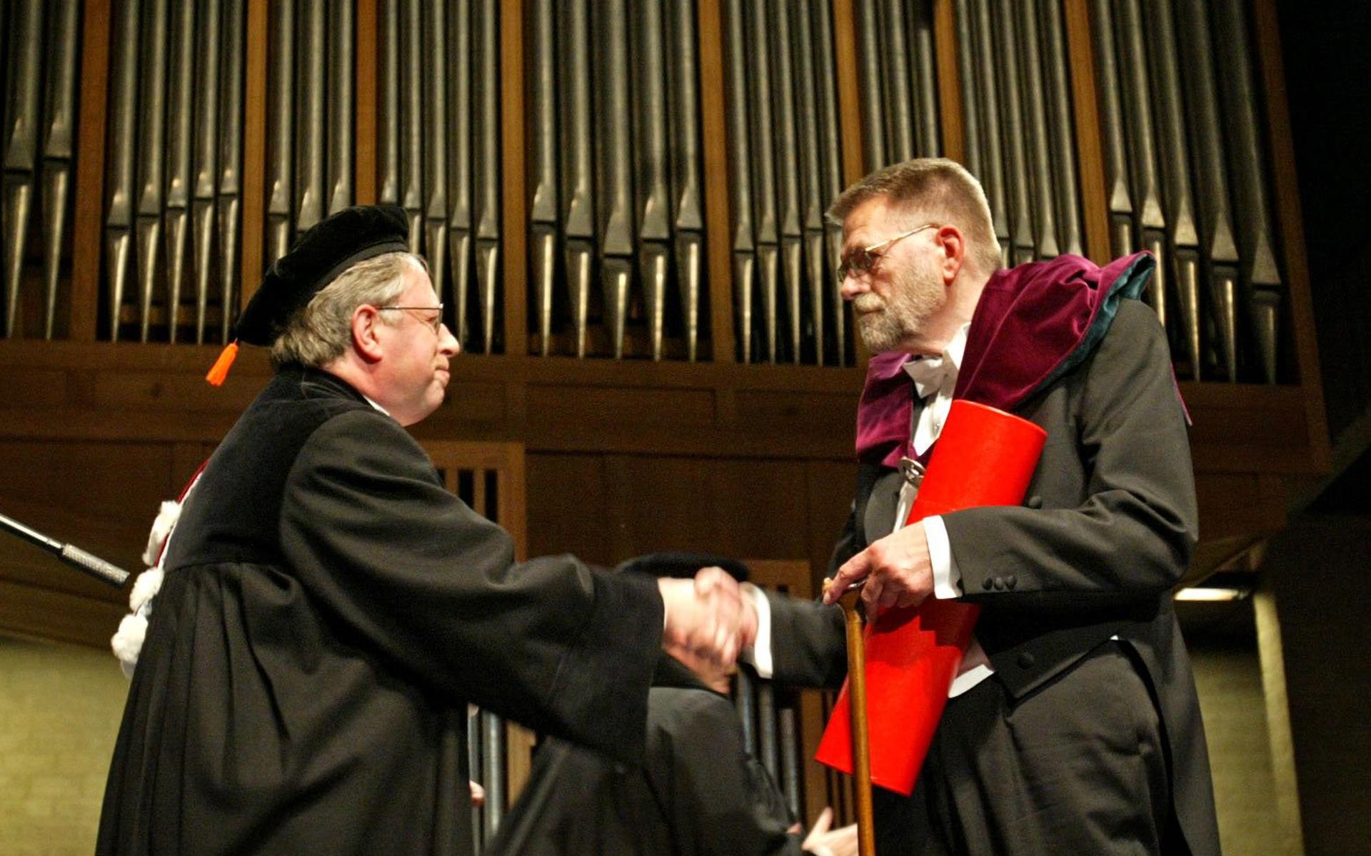 De Groningse schrijver en essayist Gerrit Krol ontving in 2005 een eredoctoraat aan de Vrije Universiteit (VU) in Amsterdam.