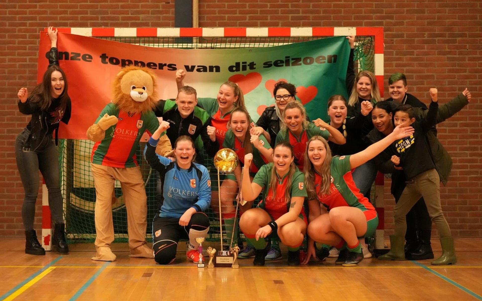 Schoonebeek vierde feest na de toernooiwinst.