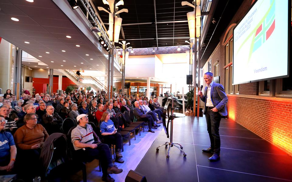 In 2019 was de gemeente Veendam gastheer van wandelfestival Tocht om de Noord. Peter Velthuis op het podium.          