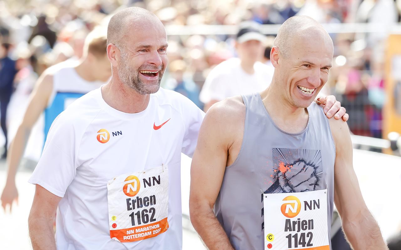 De vrienden Erben Wennemars en Arjen Robben lopen zondag tijdens de 4 Mijl voor het goede doel. De vrienden Erben Wennemars en Arjen Robben lopen zondag tijdens de 4 Mijl voor het goede doel.