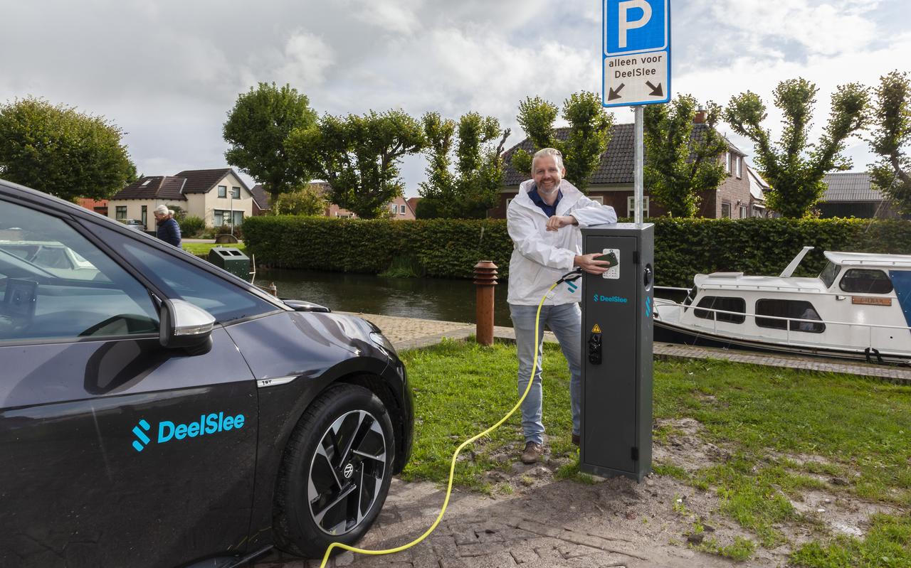 Wethouder Bé Schollema geeft het startsein voor Deelstee in Stedum Wethouder Bé Schollema geeft het startsein voor Deelstee in Stedum