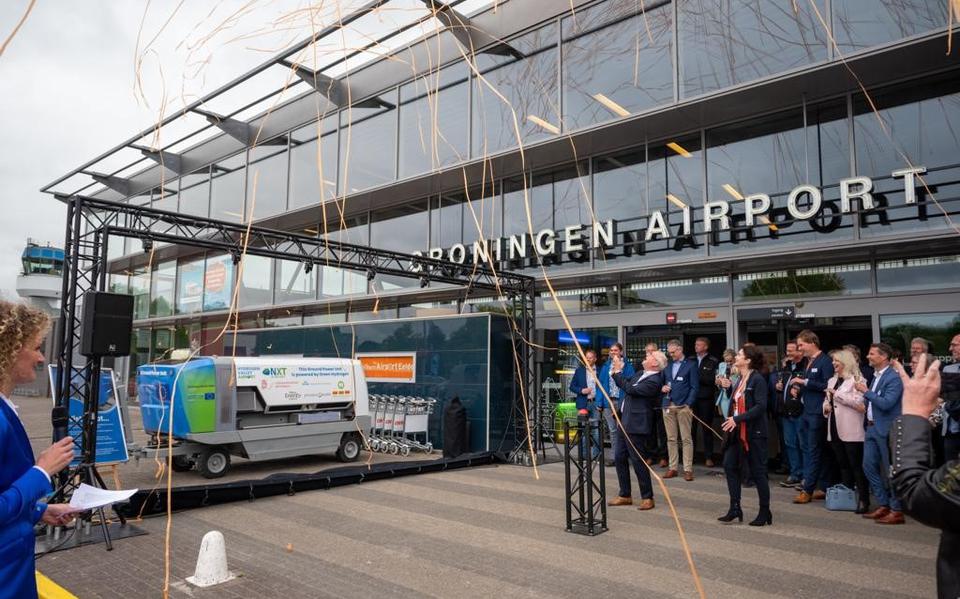 Het eerste waterstofaggregaat dat vliegtuigen aan de grond van stroom moet voorzien, werd donderdag onthuld voor de vertrekhal van Groningen Airport Eelde. 
