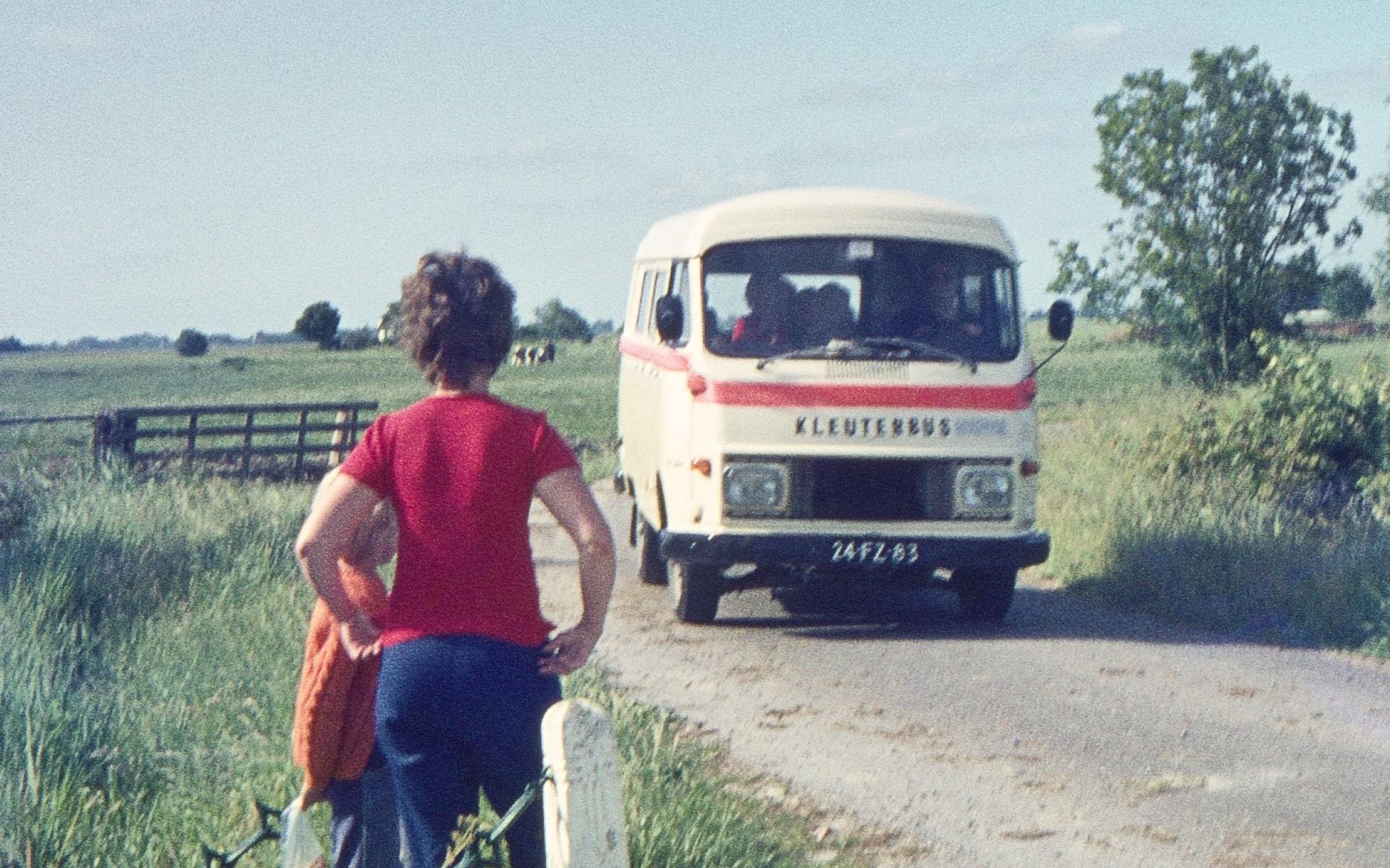 Bus brengt tussen 1973 en 1986 leerlingen naar Ezinge. Film over de kleuterbus van Garnwerd