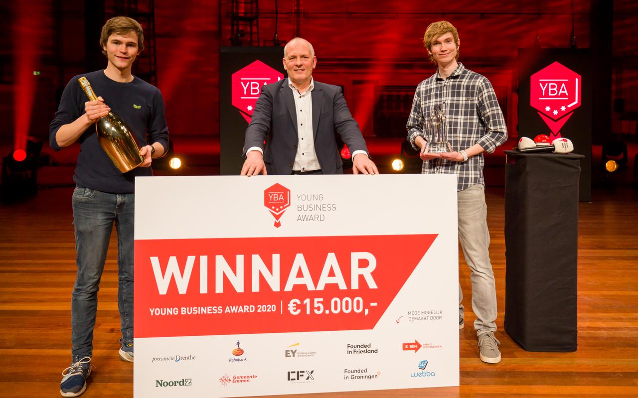 Ives van Hoorne en Bas Buursma van CodeSandbox (oorspronkelijk uit Assen) wonnen de laatste editie van YBA. Gedeputeerde Henk Brink reikte de cheque uit. Ives van Hoorne en Bas Buursma van CodeSandbox (oorspronkelijk uit Assen) wonnen de laatste editie van YBA. Gedeputeerde Henk Brink reikte de cheque uit.