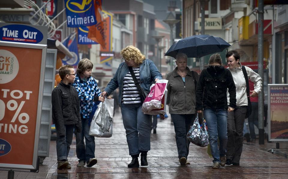 Winkelend publiek in Winschoten. De ongelijkheid in ons land neemt toe, blijkt uit een studie van het SCP.