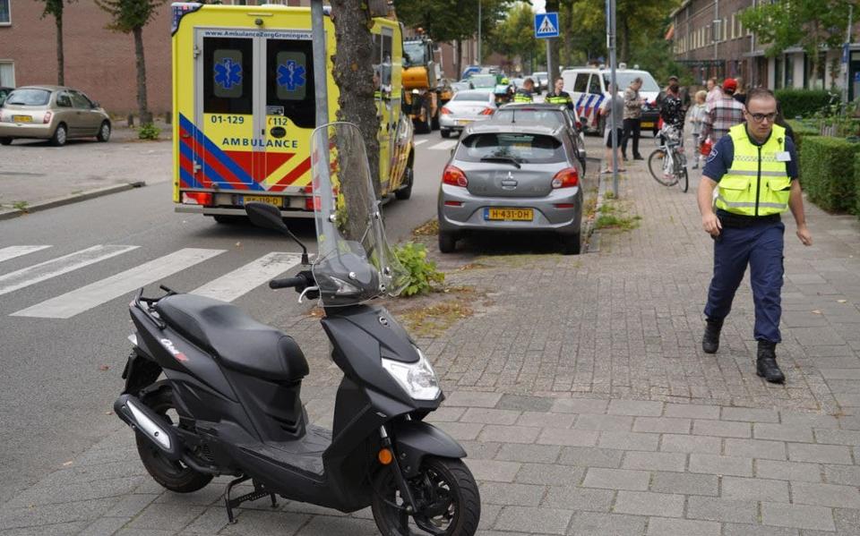Kind op fiets gewond bij aanrijding met scooterrijder in Groningen. Kind op fiets gewond bij aanrijding met scooterrijder in Groningen.