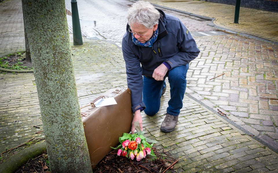 Eppe Bodde plaatste op Minna’s verjaardag symbolisch een koffer en legde bloemen op de plek waar Minna en het gezin Frank ooit woonden.