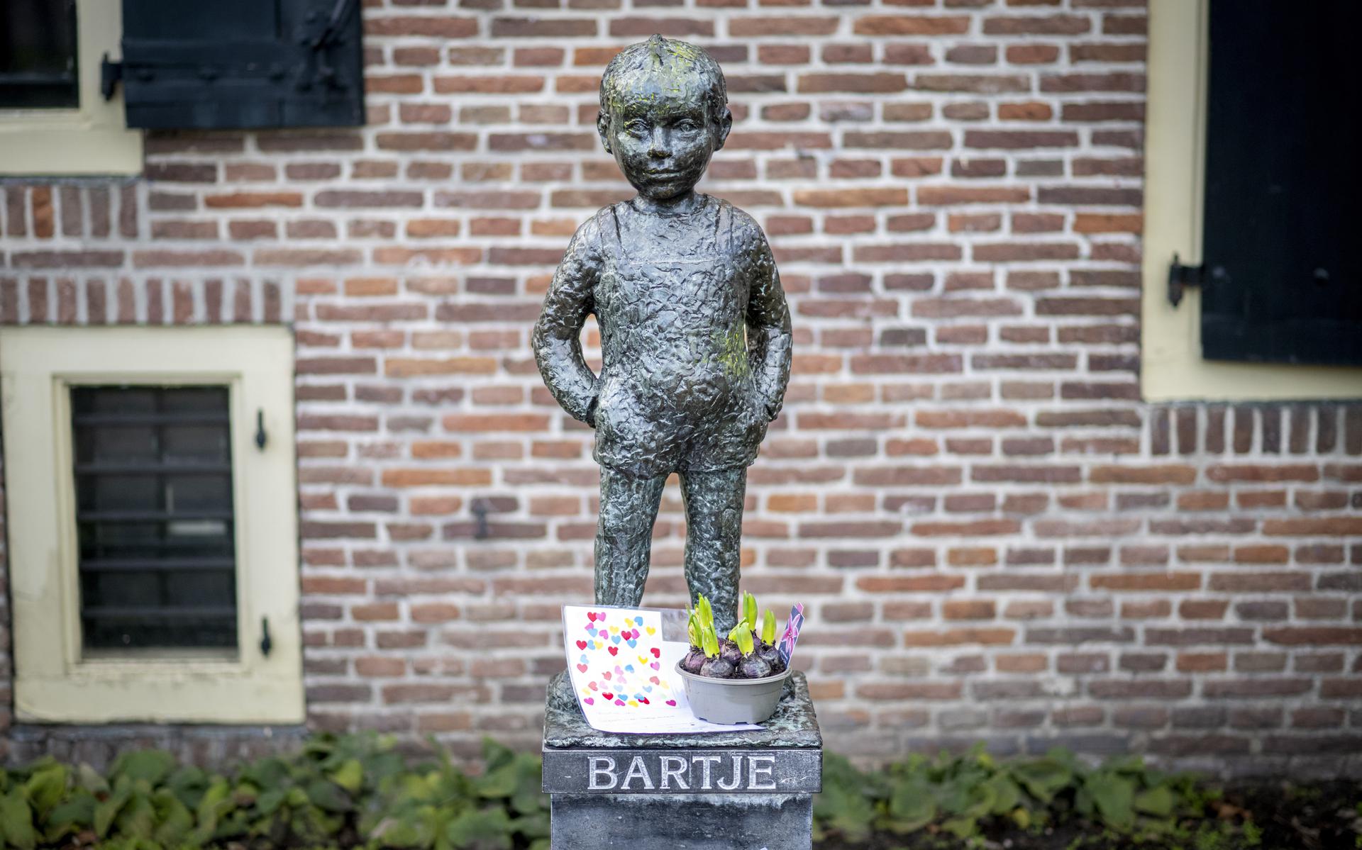Bloemen en een kaart bij het beeld van Bartje in Assen, vanwege het overlijden van Jan 'Bartje' Krol. 