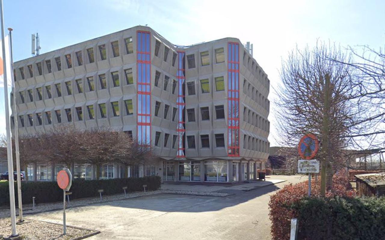 Het voormalige kantoorgebouw aan de Hogelandsterweg 16 in Farmsum. 