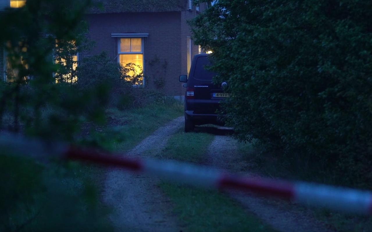 De politie zette de woensdag door nepagenten overvallen woonboerderij in Schalkhaar af om onderzoek te doen. De politie zette de woensdag door nepagenten overvallen woonboerderij in Schalkhaar af om onderzoek te doen.