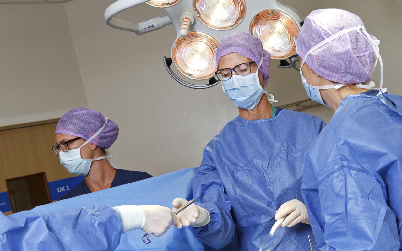 Team aan het werk in een operatiekamer van Treant.