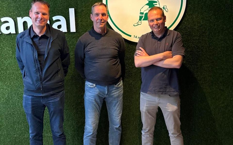 Trainer Jan Wielink met links Dennis van Klinken en rechts Mark van Klinken van de technisch commissie. 