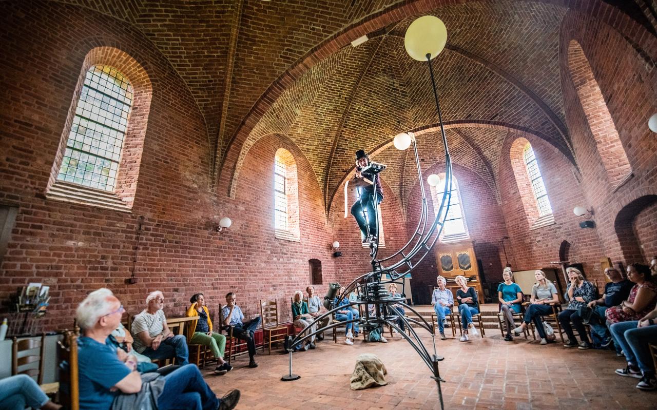 Kasper Peters als dichter Eminescu in de kerk van Anloo. Kasper Peters als dichter Eminescu in de kerk van Anloo.