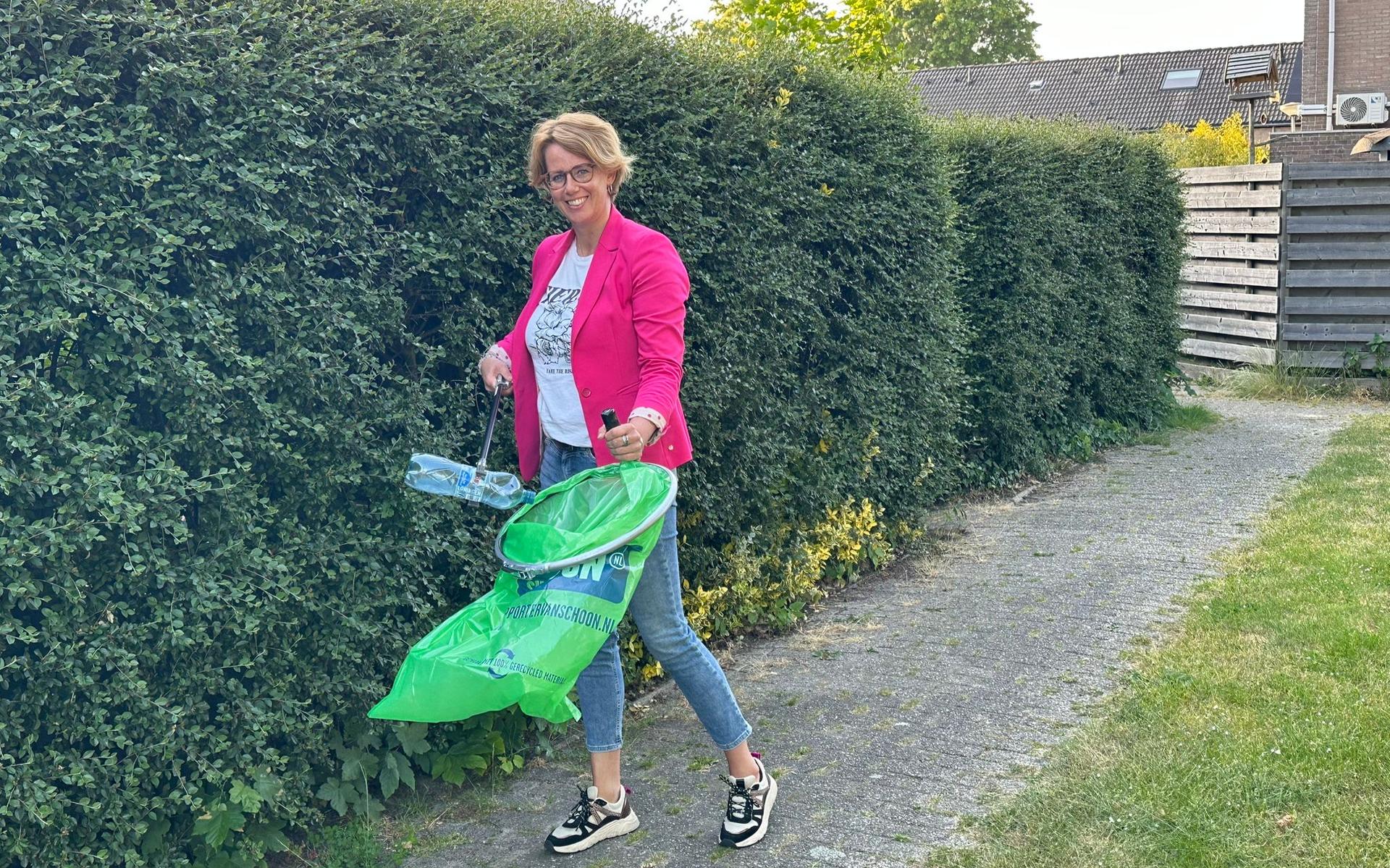 Mirjam Sikkenga uit Emmen helpt met vuilprikker om woonwijk Bargeres schoon te houden. ‘Het is eigen