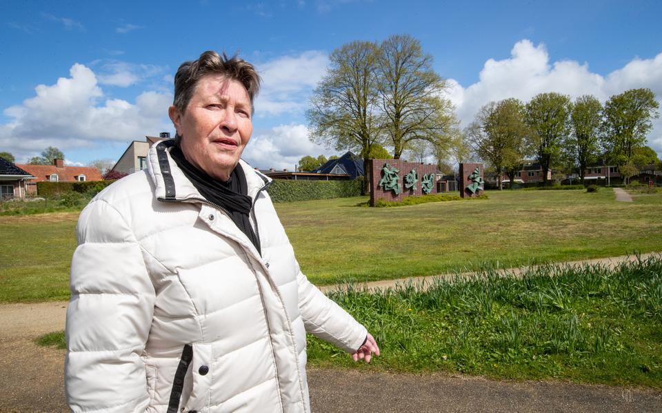 Maria Sanders is blij dat in het park, nabij de LTS-kunstwerken, meer woningen gebouwd mogen worden