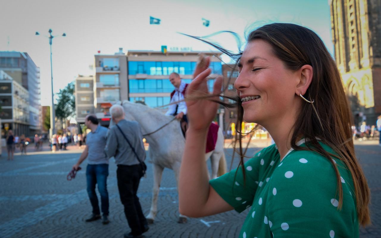Bas Krijgsman vraagt zijn vriendin Isabella Kropholler ten huwelijk op de Grote Markt in Groningen. Bas Krijgsman vraagt zijn vriendin Isabella Kropholler ten huwelijk op de Grote Markt in Groningen.
