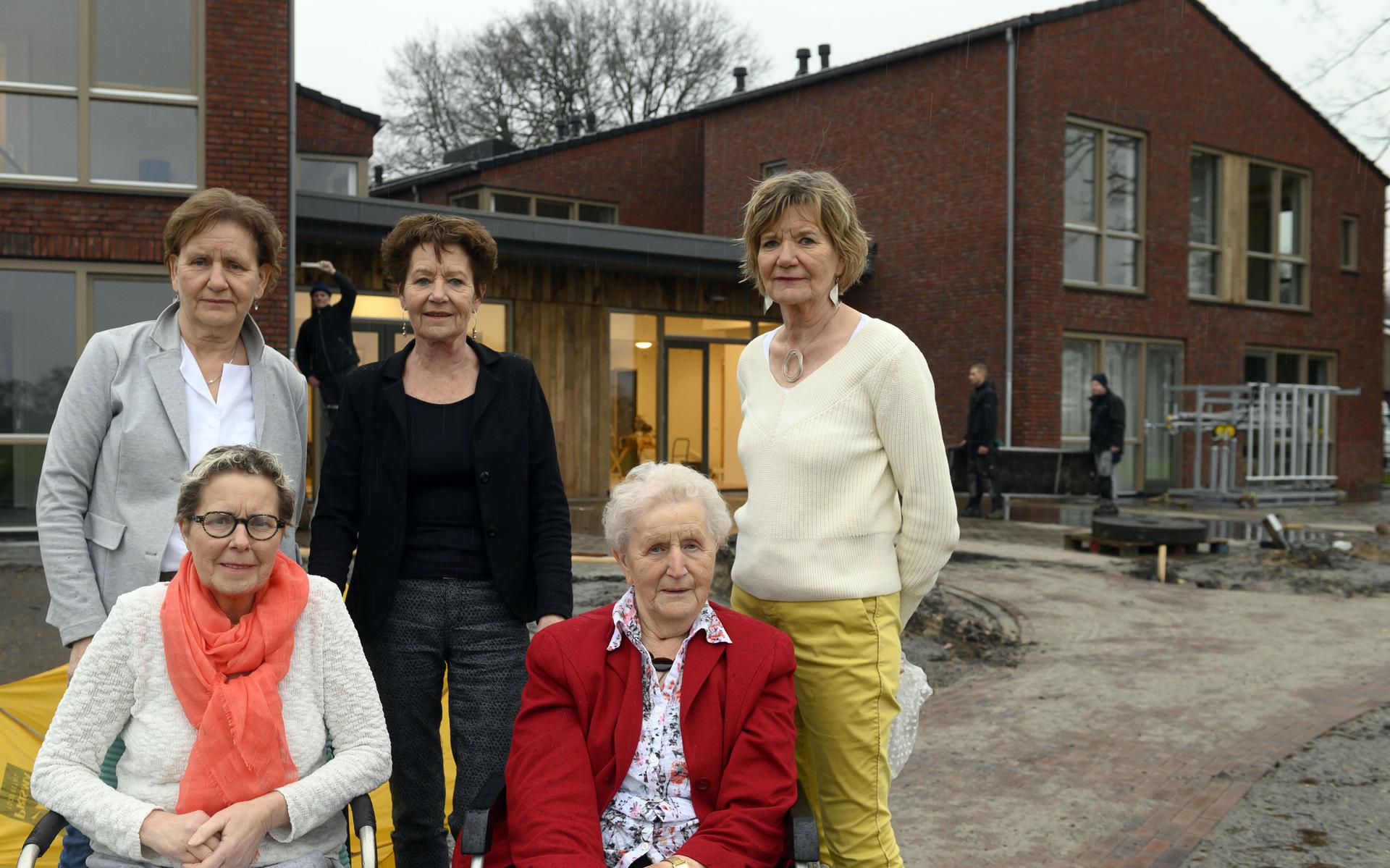 Siena Voppen (zittend rechts) met haar dochters die het zorgcomplex lieten bouwen. Achter (v.l.n.r.) Lenie, Annie en Ria. Links voor zit Gerda.