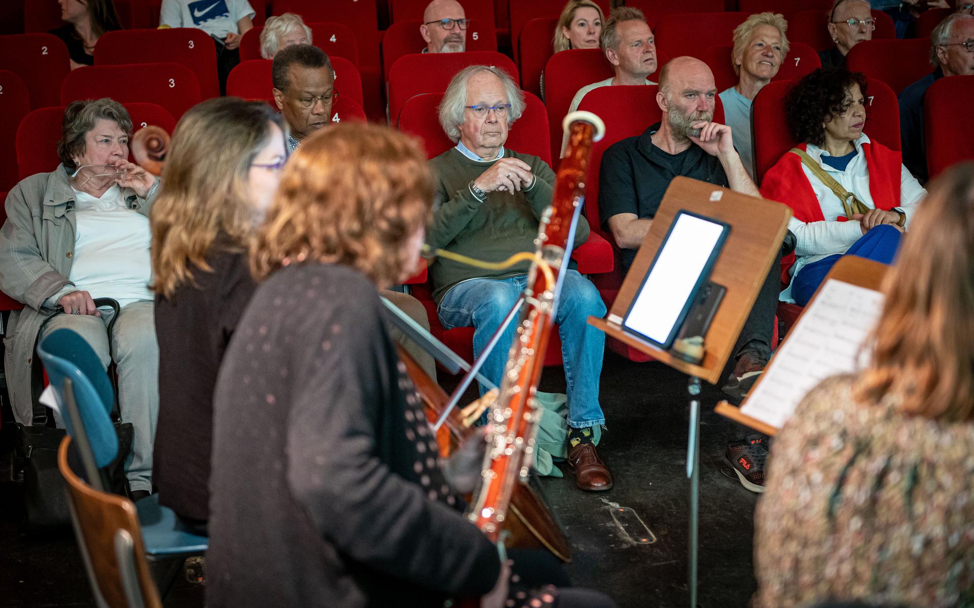 Willem Bok (midden) geniet van het 'donatieconcert' door docenten van Muziekhuis050.